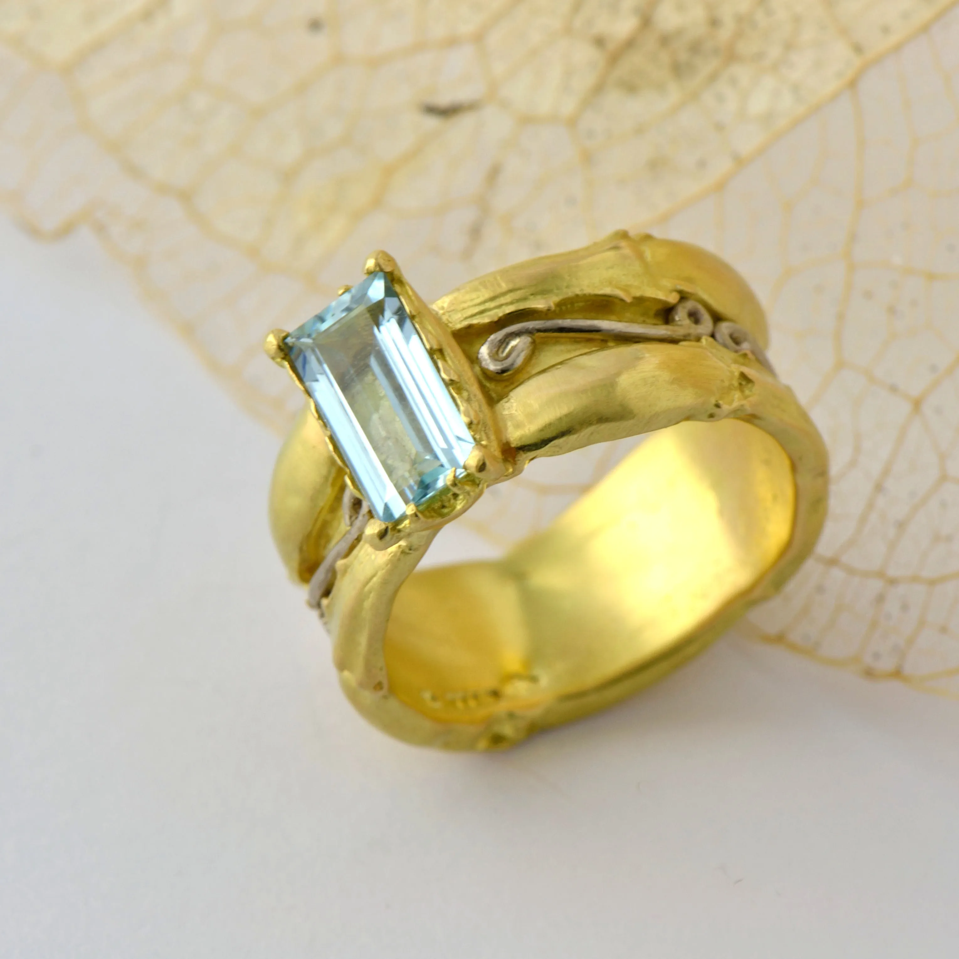 Aquamarine and 18 ct gold ring - Contemporary rings - insect inspire jewellery