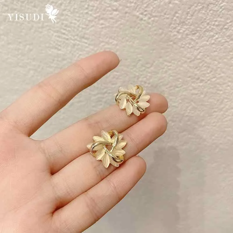 Trendy Flower Patterned Stud Earrings for Women: Stylish and Minimalist Jewelry for Any Occasion